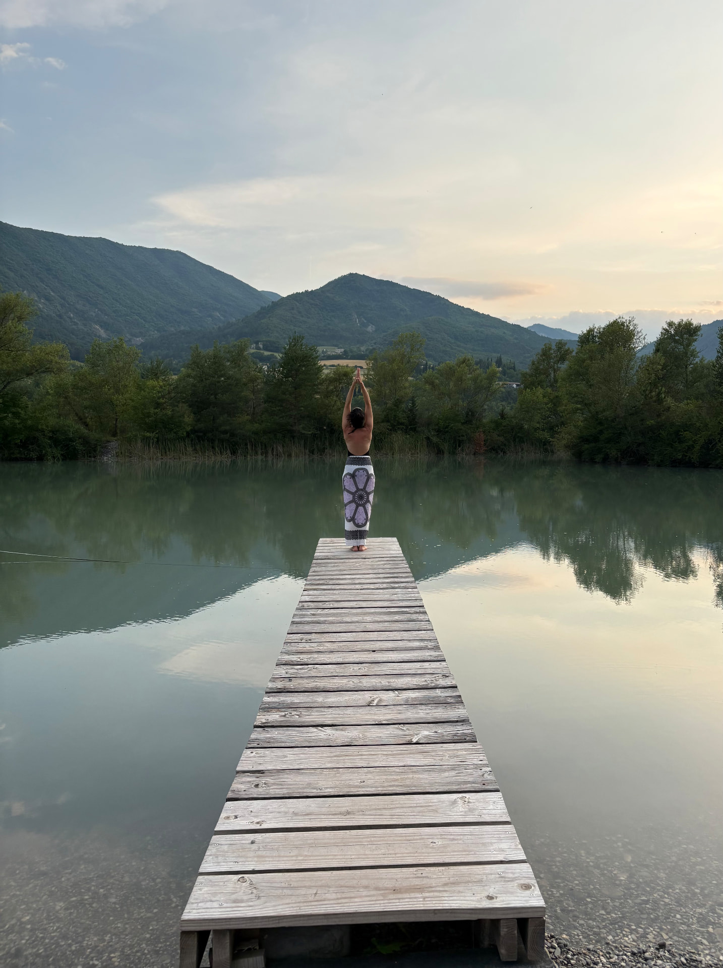 Ornella pratiquant le yoga au coucher du soleil parmi les oliviers